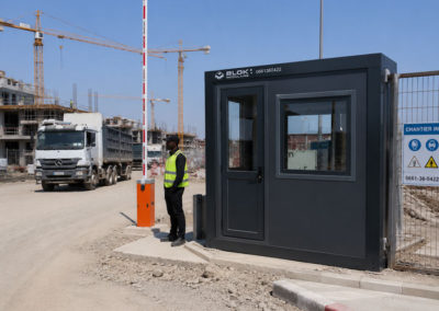 Guérite modulaire de sécurité installée à l’entrée d’un chantier de construction à Rabat