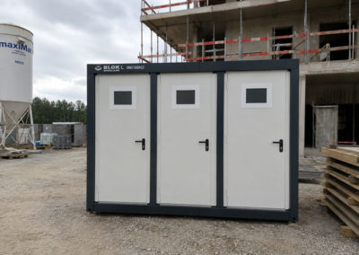 Sanitaire modulaire extérieur pour ouvriers sur chantier à Rabat-Salé